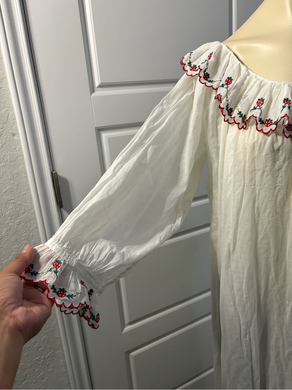 Doen Chateau Strawberry Embroidered Nightgown Size Small Very Rare - Picture 3 of 16